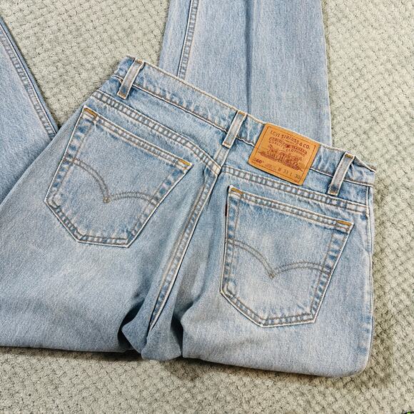 Vintage Levi's High Rise Light Wash Mom Jeans 560 Loose Fit Tapered Leg Jeans - Picture 2 of 9